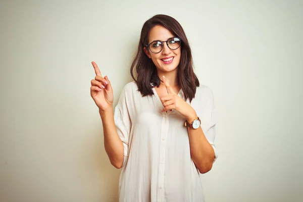 Jovem Mulher Bonita Vestindo Camisa Óculos Sobre Fundo Isolado Branco — Fotografia de Stock