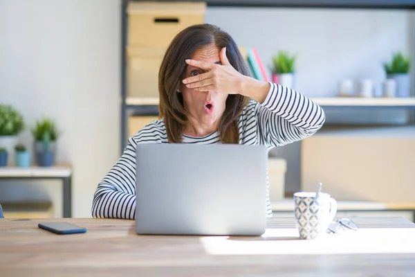 Donna Anziana Mezza Età Seduta Tavola Casa Lavorare Con Computer — Foto Stock