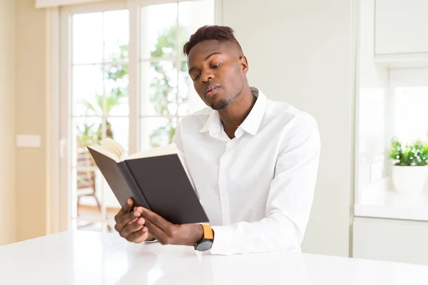 Jovem Africano Lendo Livro Estudando Para Universalidade — Fotografia de Stock