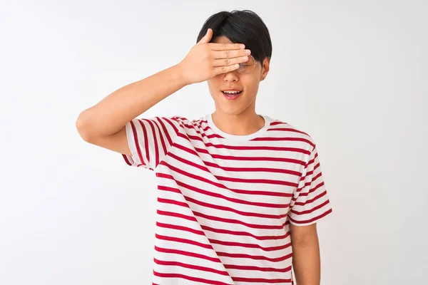 Mladý Číňan Nosí Brýle Proužkované Tričko Které Stojí Nad Ojedinělé — Stock fotografie