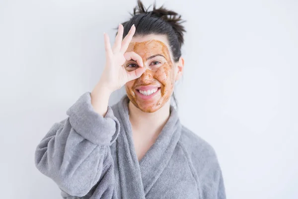 Wanita Muda Yang Cantik Mengenakan Masker Wajah Kosmetik Sebagai Perawatan — Stok Foto
