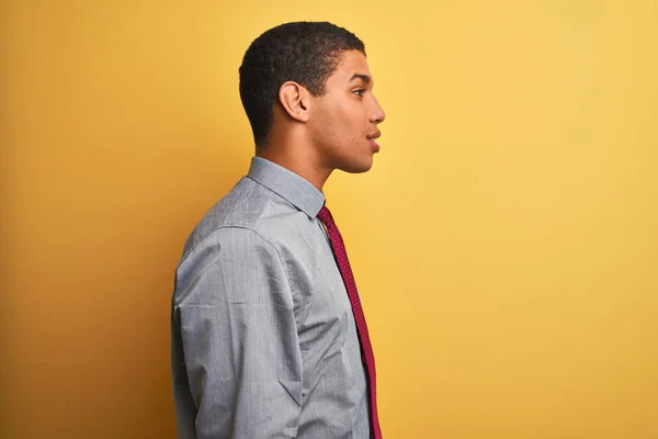 Joven Hombre Negocios Árabe Guapo Usando Camisa Corbata Sobre Fondo — Foto de Stock