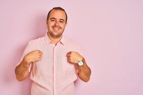 Jovem Vestindo Camisa Elegante Sobre Fundo Rosa Isolado Olhando Confiante — Fotografia de Stock