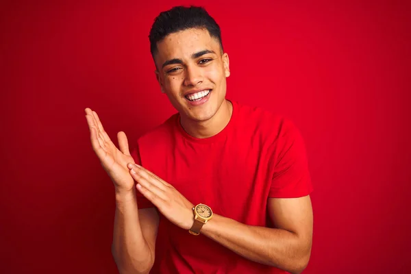 Ung Brasiliansk Man Bär Shirt Stående Över Isolerad Röd Bakgrund — Stockfoto