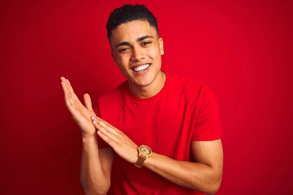 Jeune Homme Brésilien Portant Shirt Debout Sur Fond Rouge Isolé — Photo