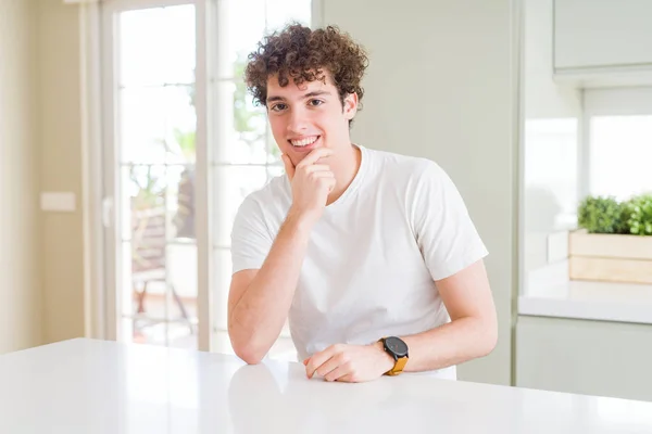 Joven Hombre Guapo Con Camiseta Blanca Casa Mirando Confiado Cámara —  Fotos de Stock