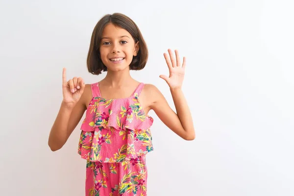 Junge Schöne Kind Mädchen Rosa Floralen Kleid Steht Über Isolierten — Stockfoto
