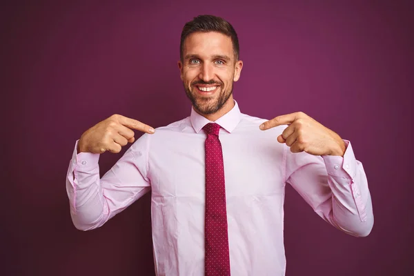 Joven Hombre Negocios Con Camisa Elegante Corbata Sobre Fondo Aislado — Foto de Stock