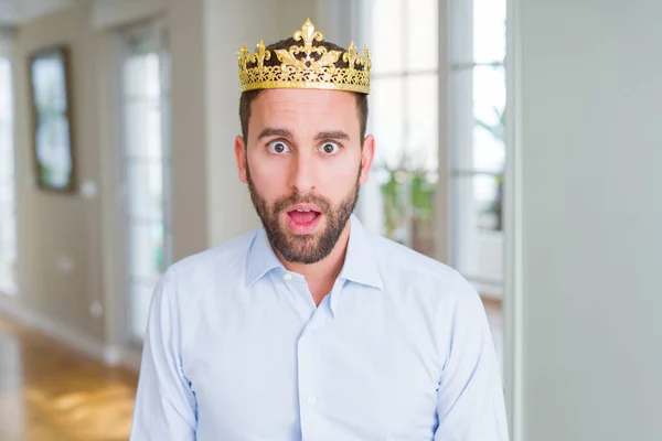 Bonito Homem Negócios Usando Coroa Dourada Como Rei Príncipe Com — Fotografia de Stock