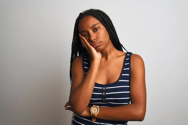 Mujer Afroamericana Joven Con Camiseta Rayas Pie Sobre Fondo Blanco —  Fotos de Stock