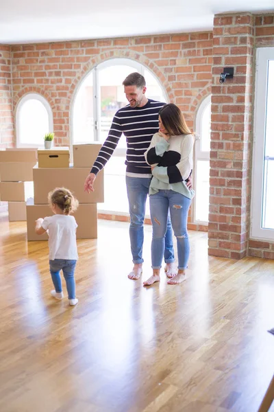 Hermosa Familia Con Niño Pie Nuevo Hogar Alrededor Cajas Cartón — Foto de Stock