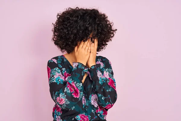 Mulher Árabe Jovem Com Cabelo Encaracolado Vestindo Vestido Floral Sobre — Fotografia de Stock