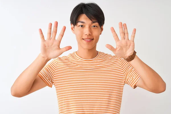 Joven Hombre Chino Vistiendo Casual Rayas Camiseta Pie Sobre Aislado —  Fotos de Stock