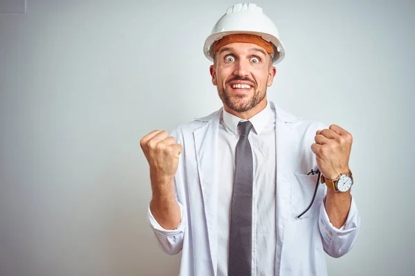 Jonge Knappe Ingenieur Man Dragen Veiligheidshelm Geïsoleerde Achtergrond Vieren Verrast — Stockfoto