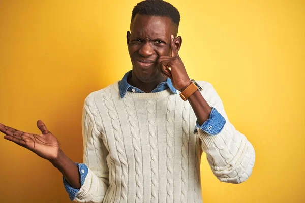 Hombre Afroamericano Con Camisa Mezclilla Suéter Blanco Sobre Fondo Amarillo —  Fotos de Stock