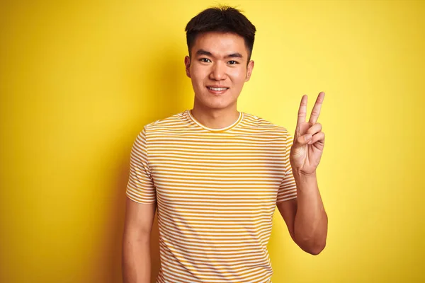 Jonge Aziatische Chinese Man Draagt Shirt Staande Geïsoleerde Gele Achtergrond — Stockfoto