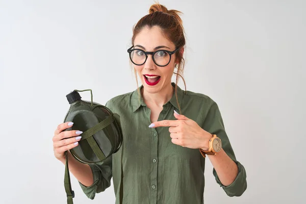 Mooie Redhead Vrouw Dragen Glazen Houden Kantine Geïsoleerde Witte Achtergrond — Stockfoto