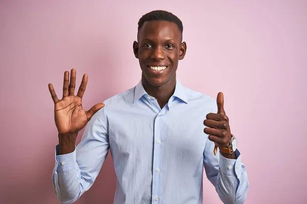 Afrikanisch Amerikanischer Mann Blau Eleganten Hemd Der Vor Isoliertem Rosa — Stockfoto