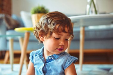 Halı üzerinde oyuncaklar ile oynayan güzel yürümeye başlayan çocuk kız