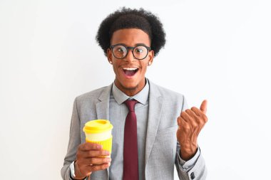 Afro-Amerikan işadamı izole beyaz arka plan üzerinde kahve içme gurur çığlık ve zafer ve başarı kutluyor çok heyecanlı, duygu tezahürat