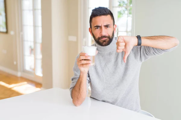 Hombre Hispano Guapo Bebiendo Una Taza Café Con Cara Enojada — Foto de Stock