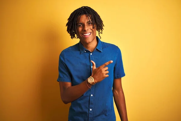 Homem Afro Com Dreadlocks Vestindo Camisa Jeans Casual Sobre Fundo — Fotografia de Stock