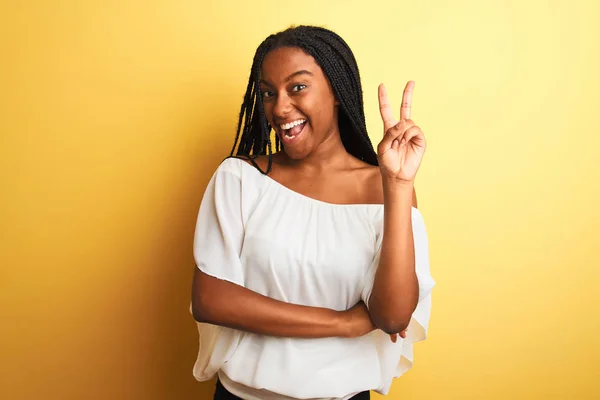 Ung Afrikansk Amerikansk Kvinna Bär Vit Shirt Stående Över Isolerad — Stockfoto