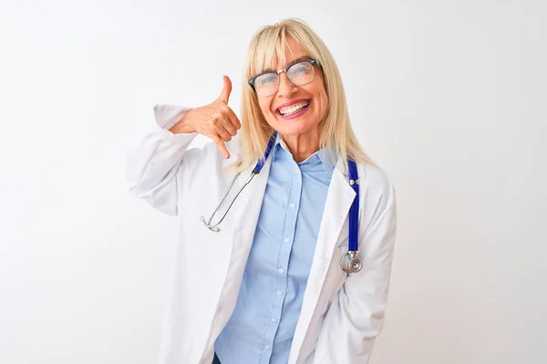 Medico Donna Mezza Età Indossando Occhiali Stetoscopio Sfondo Bianco Isolato — Foto Stock