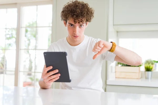 Hombre Joven Usando Tableta Táctil Con Cara Enojada Signo Negativo — Foto de Stock