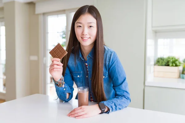 美丽的亚洲女人喝巧克力奶昔 拿着巧克力棒 一张幸福的脸站着微笑 带着自信的微笑露出牙齿 — 图库照片