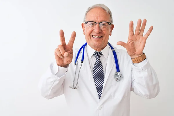 Medico Anziano Dai Capelli Grigi Che Indossa Uno Stetoscopio Piedi — Foto Stock