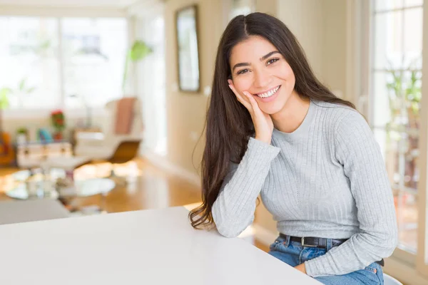 Mulher morena bonita sorrindo alegre com grande sorriso, olhar — Fotografia de Stock