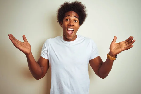 Afroamerikansk Man Med Afro Hår Bär Shirt Stående Över Isolerad — Stockfoto