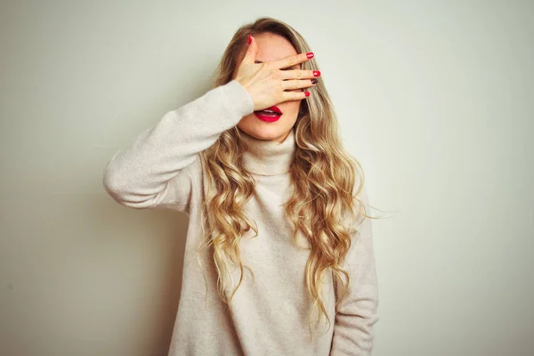 Mulher Bonita Vestindo Camisola Gola Alta Inverno Sobre Fundo Branco — Fotografia de Stock