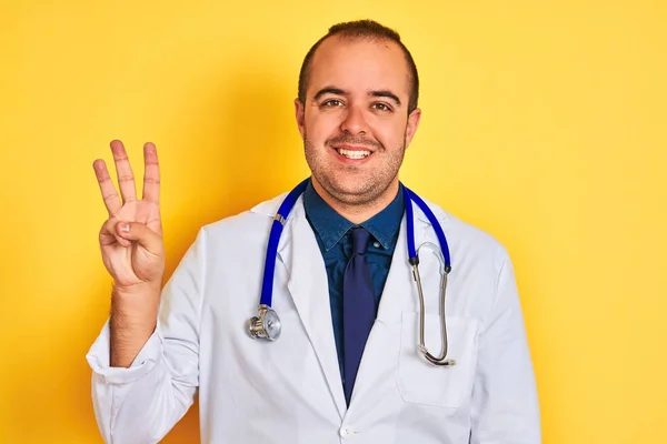 Dokter Muda Yang Mengenakan Mantel Dan Stetoskop Berdiri Atas Latar — Stok Foto
