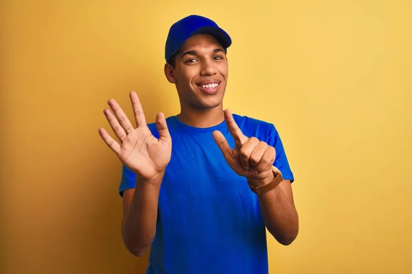 Jovem Bonito Árabe Entrega Homem Sobre Isolado Amarelo Fundo Mostrando — Fotografia de Stock