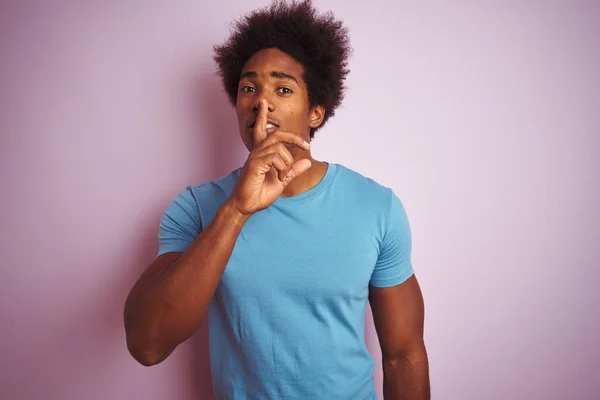 非洲裔美国男子 蓝色T恤站在孤立的粉红色背景上 要求用手指在嘴唇上安静 沉默和秘密概念 — 图库照片