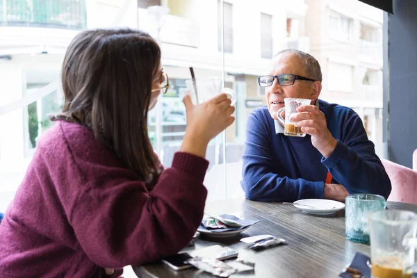 Homme âgé ayant une conversation avec une femme boire du café et — Photo