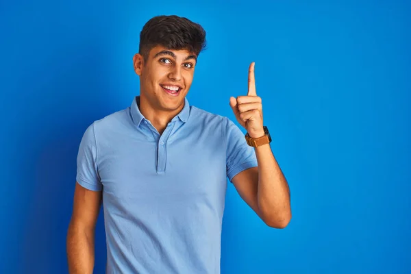 Homem Indiano Jovem Vestindo Pólo Casual Sobre Fundo Azul Isolado — Fotografia de Stock