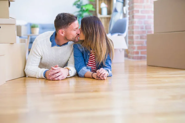 Jong Mooi Paar Liggend Vloer Zoenen Nieuw Huis Rond Kartonnen — Stockfoto