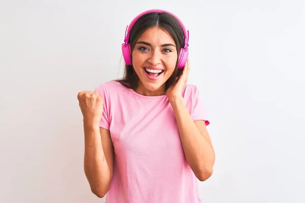 Giovane Bella Donna Che Ascolta Musica Utilizzando Cuffie Sfondo Bianco — Foto Stock