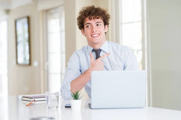 Молодой Бизнесмен Работающий Ноутбуком Офисе Веселый Улыбкой Лице Указывающей Рукой — стоковое фото