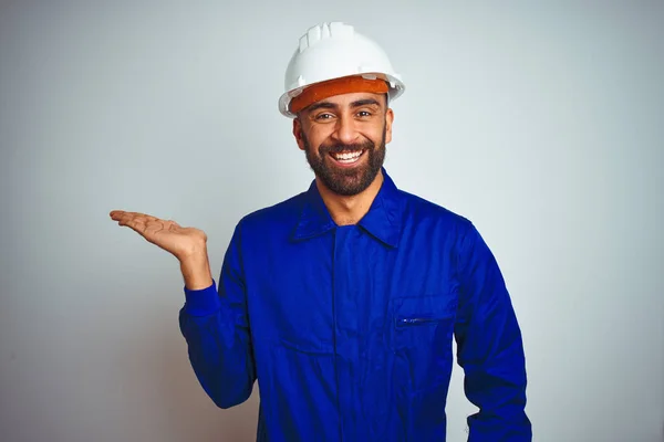 Schöner Indischer Arbeiter Der Uniform Und Helm Über Isoliertem Weißem — Stockfoto