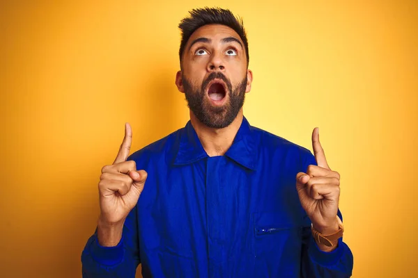 Hombre Trabajador Indio Guapo Vistiendo Uniforme Sobre Fondo Amarillo Aislado — Foto de Stock