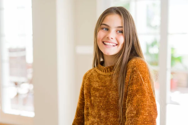 Schöne Junge Mädchen Kind Hause Lächelnd Seite Schauen Und Wegstarren — Stockfoto