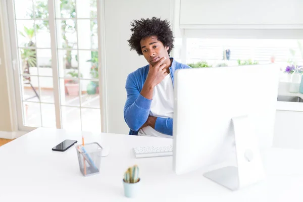 Afrikanisch Amerikanischer Mann Der Mit Computerdenken Arbeitet Sieht Müde Und — Stockfoto