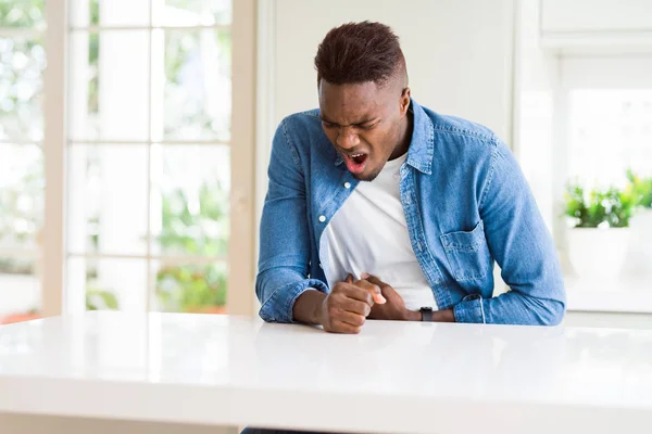 Knappe Afro Amerikaanse Man Thuis Met Hand Maag Omdat Misselijkheid — Stockfoto