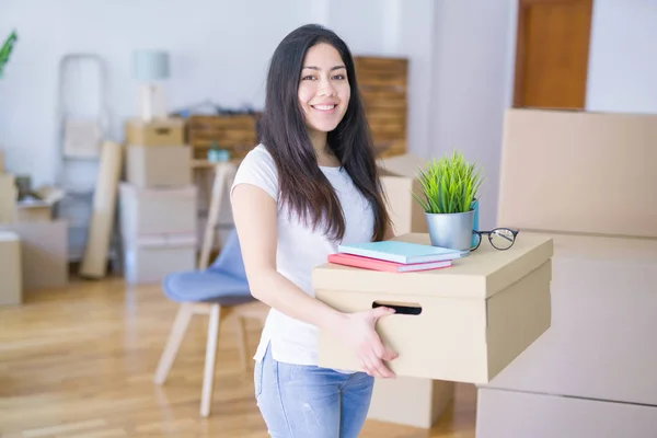 Frau Hält Schachtel Hause — Stockfoto