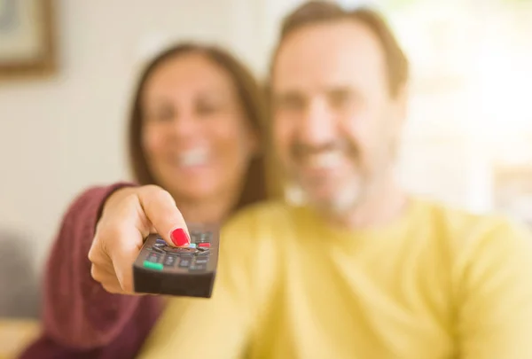 Romántica Pareja Mediana Edad Viendo Televisión Sofá Casa —  Fotos de Stock