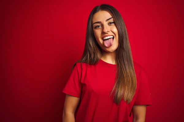 Mulher Bonita Nova Vestindo Shirt Sobre Fundo Vermelho Isolado Furando — Fotografia de Stock